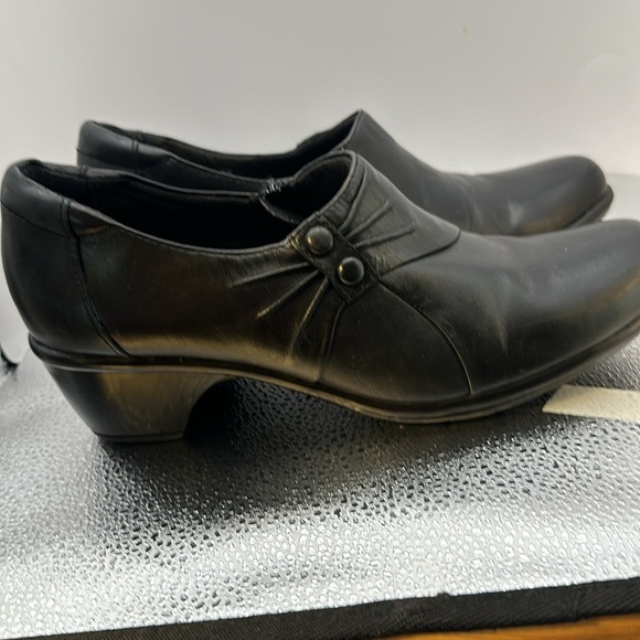 Clark shoes in excellent used condition. Size 8 1/2 the heel is 1 1/2 inches, - Picture 2 of 7